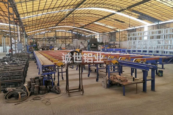 诚世铝业生产车间